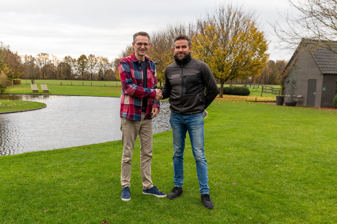 Leo Kodde van Become-IT (l) en Jeroen Hendriks, eigenaar van Hendriks Ultieme Klasse (r).