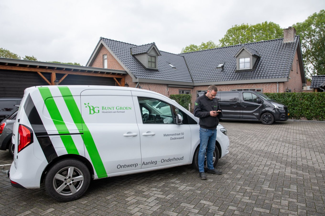 Bij Bunt Groen voeren de medewerkers nu alles ter plekke in: uren, materialen, notities en foto's