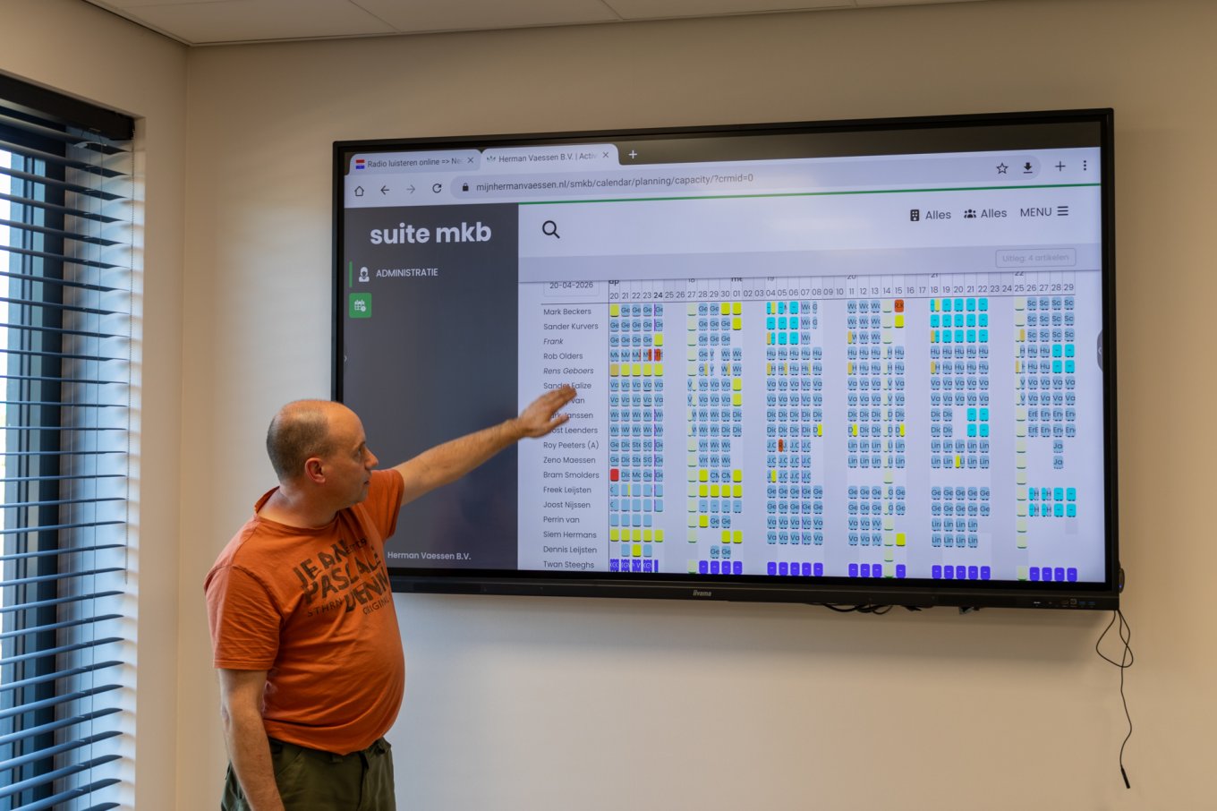 John Engels voor het planbord met de ruim 150 eigen en inhuur medewerkers. John Engels voor het planbord met de ruim 150 eigen en inhuur medewerkers.