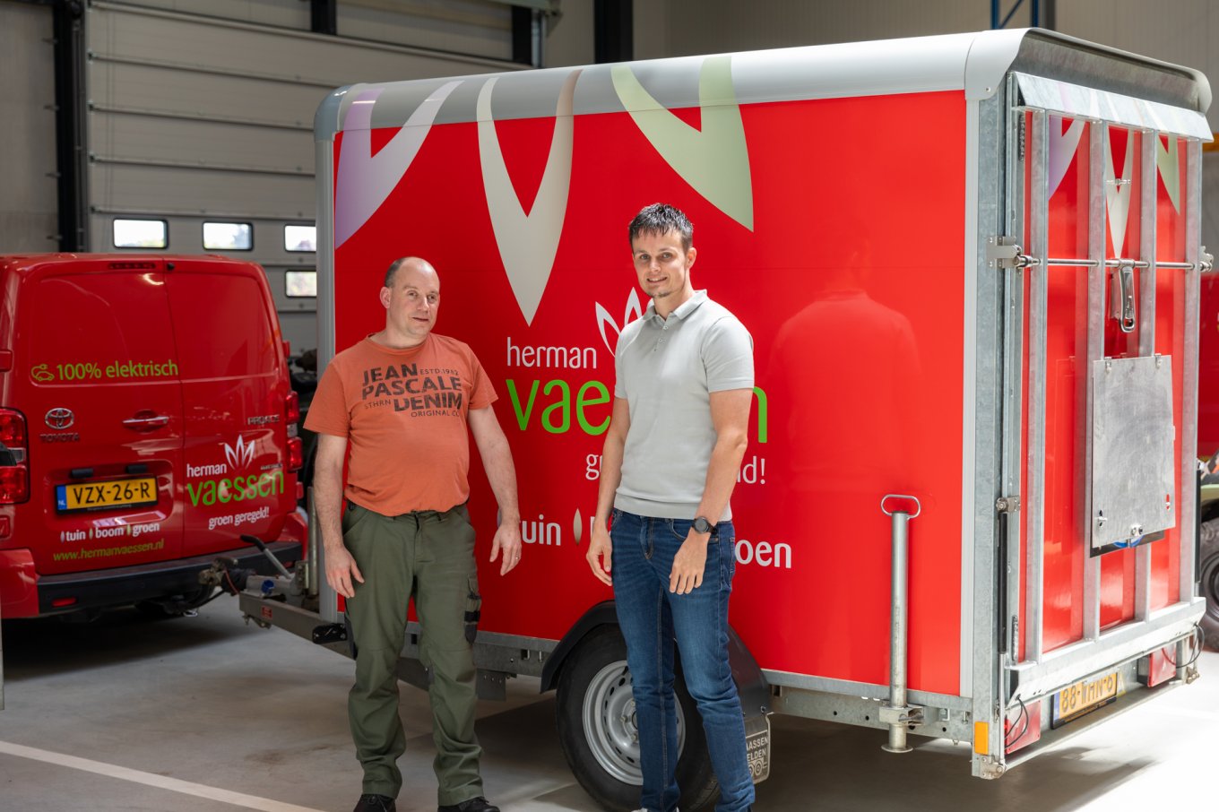 John Engels en Jesse Roozeboom bij de toekomstbestendige, volledig elektrische aanhangwagen en bus.