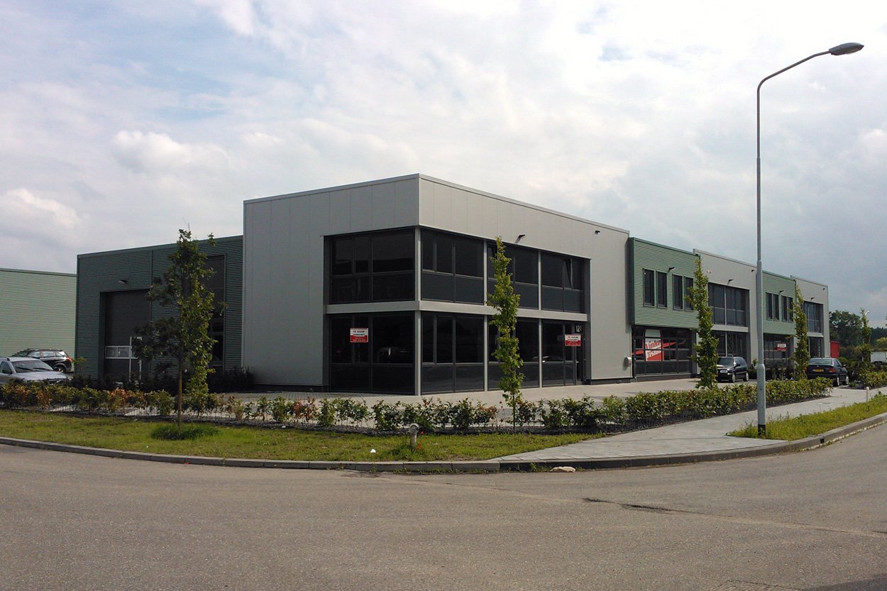 <p>Op 29 juni 2012 heeft Become-IT een nieuw bedrijfspand gekocht op industrieterrein Veldzicht in Ermelo. Verwachte verhuisdatum is eind 2012.</p>

<p>Het oude pand aan de Herderlaan is verkocht waardoor Become-IT op zoekt moest naar een nieuw onderkomen. We hebben gekeken naar het huuraanbod en een aantal panden bekeken. In deze zoektocht kwamen we bij het project 'Business Parc Veldzicht' waar nieuwe bedrijfsunits en kantoren zijn gebouwd.</p>

<p>In dit project was nog een hoekpand te koop met het adres Middelerf 12b. Een geschikt pand voor Become-IT met de mogelijkheid om verder te groeien in de komende jaren.</p>

<p>Op 29 juni 2012 hebben we de sleutel in ontvangst genomen en kan begonnen worden met de inrichting van het pand. De planning is om eind 2012 te verhuizen naar de nieuwe locatie.</p>

<p>De voordelen in bereikbaarheid, uitstraling en mogelijkheden van een eigen pand zorgen ervoor dat Become-IT een stevige basis heeft voor de toekomst en kan werken aan de ontwikkeling van het team en de producten.</p>