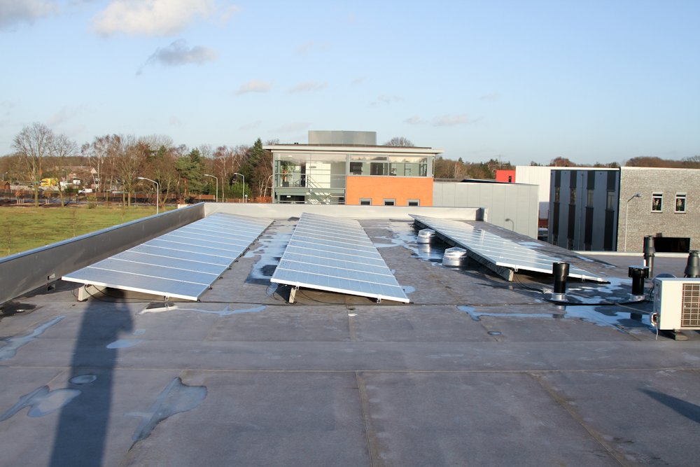 <p>Energiezuinig en milieuvriendelijk dat zijn twee belangrijke redenen waarom Become-IT zonnepanelen heeft laten installeren. Inmiddels is ook het bedrijfslogo aangebracht op het pand waardoor Become-IT nog herkenbaarder is geworden. </p>

<p>Met deze zonnepanelen zijn wij zelfvoorzienend, een mooi voorbeeld van maatschappelijk verantwoord ondernemen (MVO).</p>

<p>Zonnepanelen zijn een duurzame energiebron. Na de productie is er geen fossiele brandstof meer nodig om de zonnepanelen te laten werken. De elektriciteit die wordt opgewekt met zonnepanelen is groene energie. Become-IT blijft zich ontwikkelen voor u als klant en voor haar omgeving.</p>