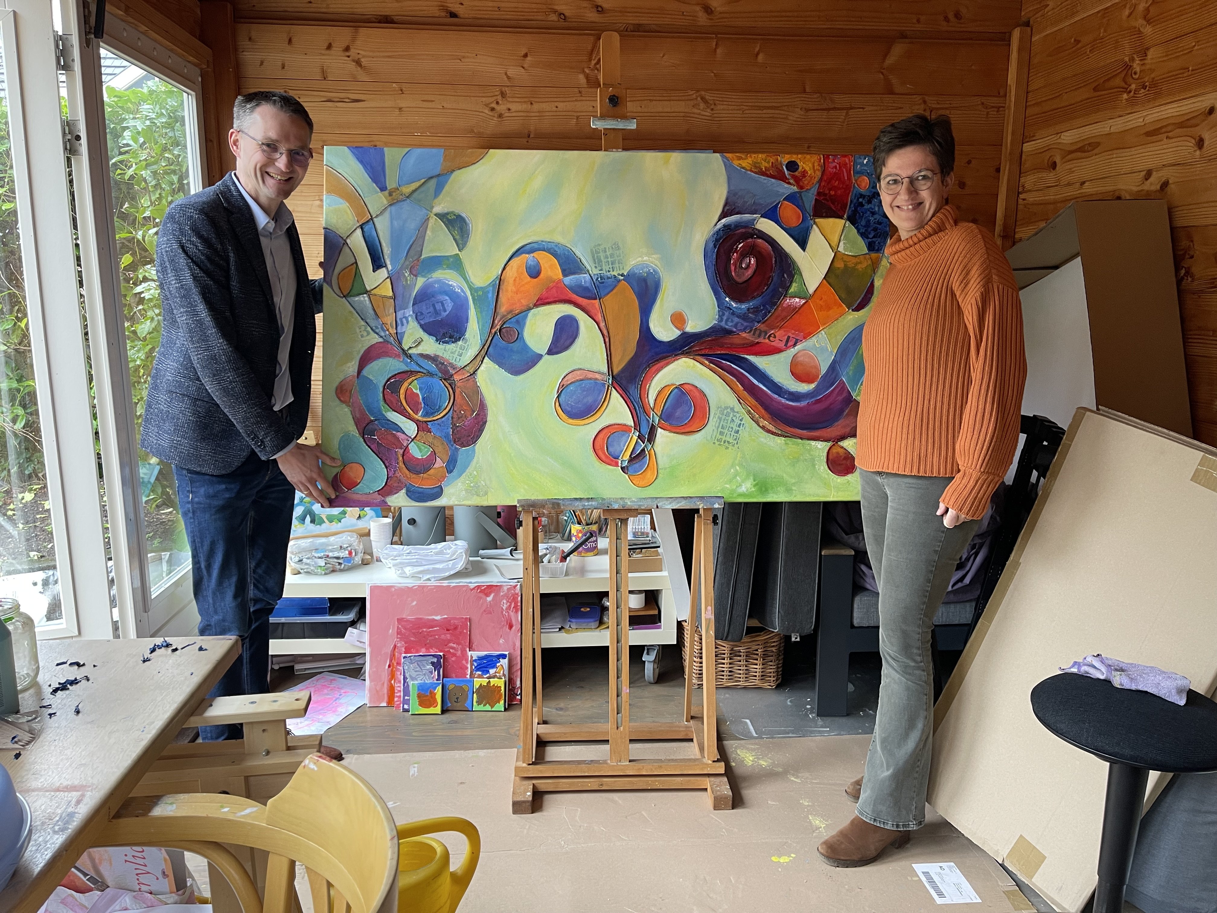 <p>Kunstenaar 'Tanja Kamps' heeft een nieuw kunstwerk gemaakt met het thema 'Klantreis' en de kernwoorden van onze organisatie 'Simpler', 'Humbler' en 'Bolder'.</p>

<p>Het schilderij met 3d effecten hangt in de spreekkamer met een beschrijving erbij.</p>

<p>We schrijven nieuw omdat in 2012 Tanja ook een schilderij heeft gemaakt met als thema 'Zekerheid' en 'Continuïteit' dat in de hal hangt.</p>

<p> </p>