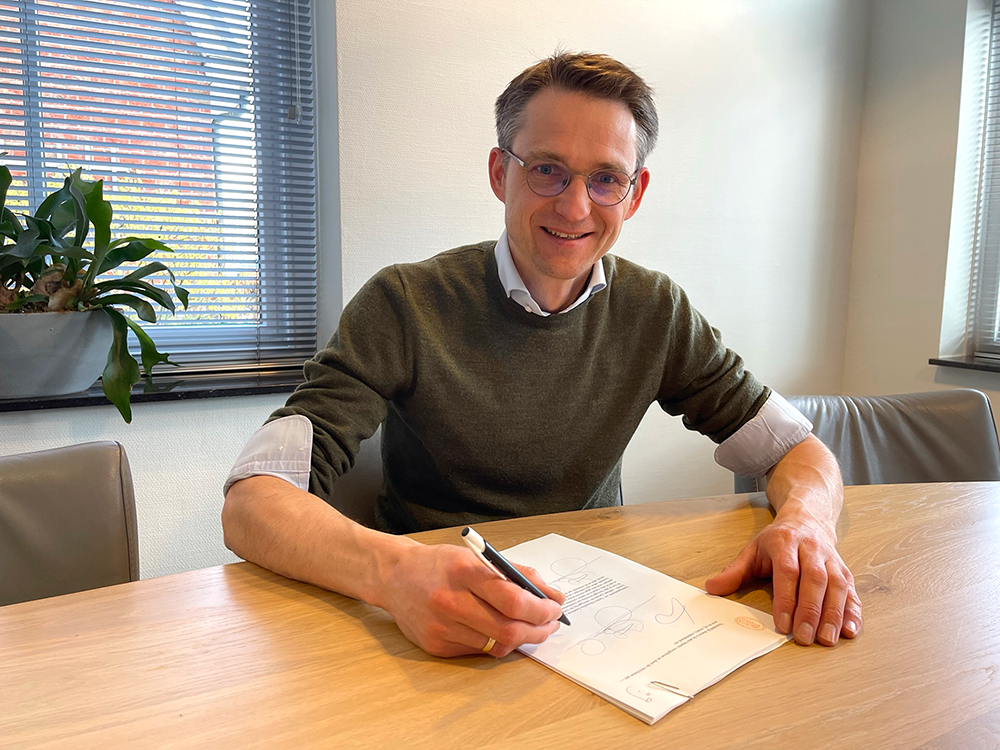 <p>De eenmanszaak 'Become-IT' is geruisloos ingebracht in een BV structuur. Dit is een proces van drie jaar gestart in 2021 en afgerond eind 2023. Op 18-03-2022 is 'Become-IT B.V.' ingeschreven als nieuwe werkmaatschappij.</p>

<p>Het intellectueel eigendom van de software is ondergebracht in een aparte bv onder de naam 'Suite MKB B.V.'.</p>

<p>Met de oprichting en splitsing bieden we meer continuïteit en daarmee zekerheid voor klanten en personeel. Een belangrijke stap voor verdere groei en professionalisering.</p>